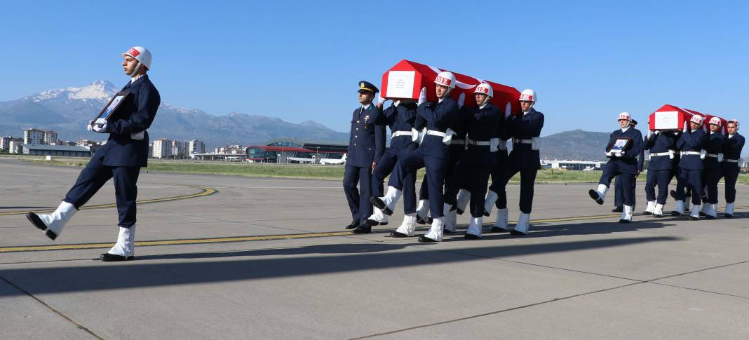 Uçak kazasında şehit olan 2 albay için komutanlıkta tören - Resim: 34